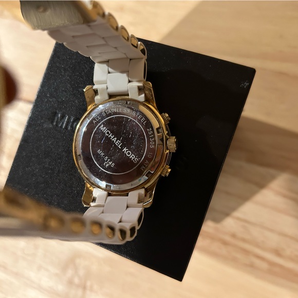 Michael Kors White & Gold Silicone Women’s Watch with Extra Links + Box - Picture 8 of 9